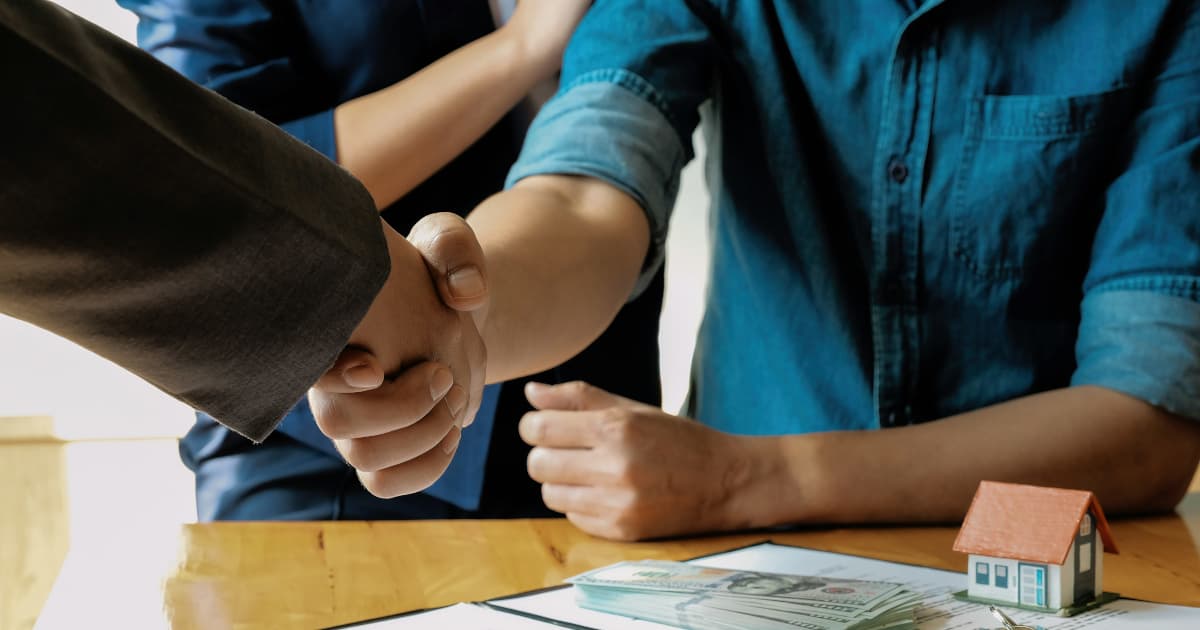 Plancher d'ingénierie vs. planche de vinyle de luxe : Floors Depot explique les différences clés pour les propriétaires de Metro Vancouver