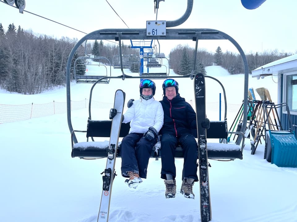 Un duo père-fille boucle une tournée historique de ski en Saskatchewan, inspirant des initiatives pour la jeunesse