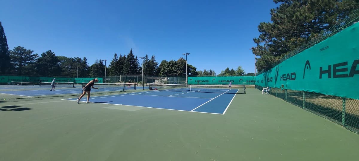 Le Hillcrest Tennis Camp ouvre les inscriptions pour les programmes juniors et adultes 2026 à North York