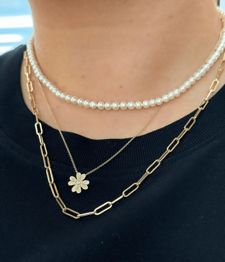 Les tendances bijoux de l'été 2024 misent sur des accessoires fantaisistes et vibrants